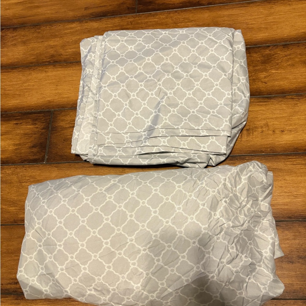 Gray Geometric Patterned Bedding Set